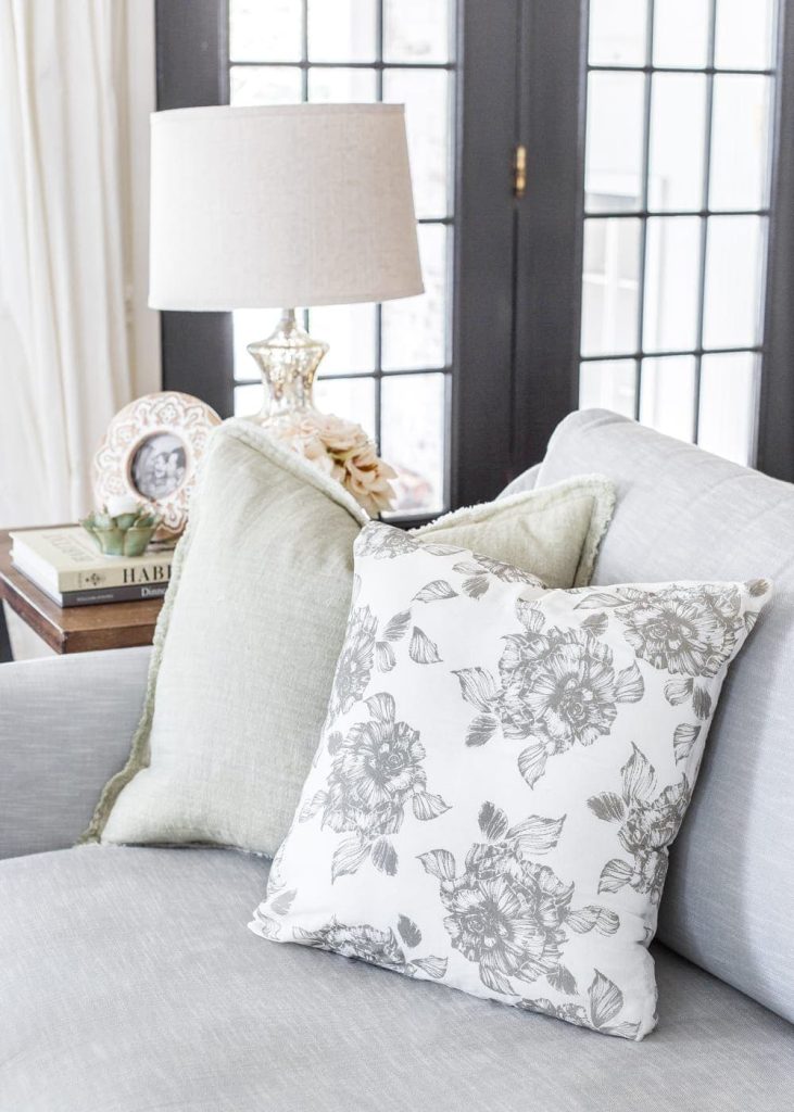 turn junk into home decor -lumbar pillow from cloth napkins